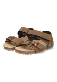 Braune Sandalen mit einem Korksohle, verstellbaren Klettverschlüssen und einer Metall-Schließe. Das Obermaterial besteht aus weichem Material mit schwarzen Akzenten.