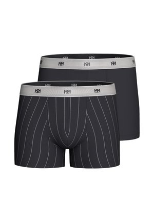 Dva černá pánská boxerky, jedna jednobarevná a druhá s tenkými bílými vertikálními proužky, obě s širokými šedými elastickými pasy s opakujícím se logem.