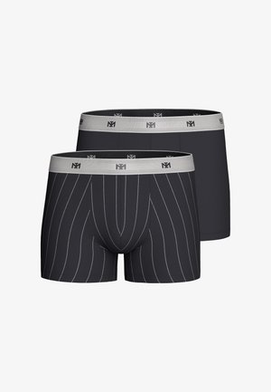 Twee zwarte herenboxershorts, één effen en één met dunne witte verticale krijtstrepen, beide met brede grijze elastische taillebanden met een herhalend logo.