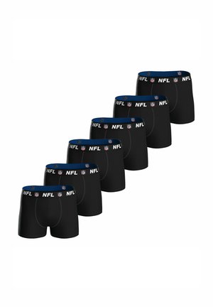 Sechs Paare schwarzer Boxershorts mit blauen Bündchen, die NFL-Logos und -Text zeigen, in einer versetzten Anordnung angeordnet.