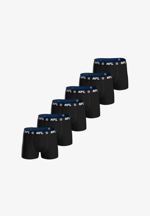 Sei coppie di boxer neri con corsetti blu con loghi e testi della NFL, disposti in una formazione sfalsata.