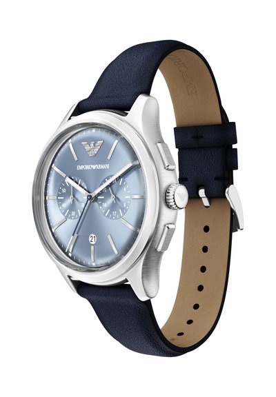 Montre en acier inoxydable argentée avec un cadran rond bleu, des sous-cadrans chronographes, et un bracelet en cuir bleu marine avec une doublure intérieure beige. Modèle : Emporio Armani.