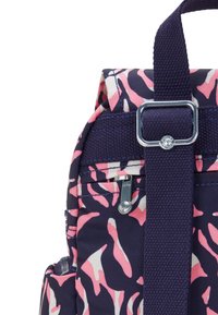 Zaino con base blu navy, motivo astratto rosa e bianco, dotato di una tasca con cerniera e dettagli in metallo. Spallacci in tessuto testurizzato.