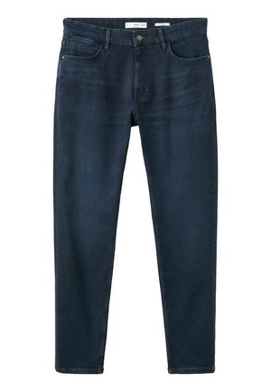 Jean en denim bleu foncé avec une coupe ajustée. Comprend cinq poches, une fermeture à bouton, et une texture lisse légèrement usée.