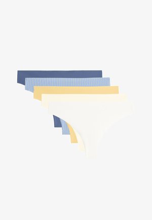 Femme portant des sous-vêtements bleus sans coutures taille basse, montrant la taille, les hanches et le haut des cuisses sur un fond uni.