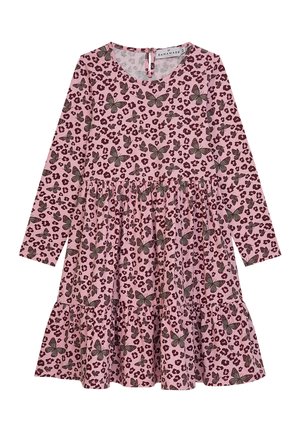Pinker langärmeliger Kleid mit gestuftem Rock, der Schmetterlings- und dunkelrosa Leopardenmuster zeigt.