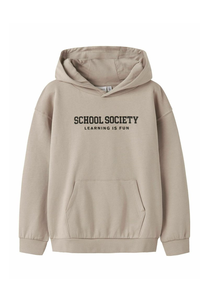 Beige hoodie med en forlommemasse, snøre i hætten og sort tekst, der står "SKOLE SAMFUND LÆRING ER SJOVT" på brystet.