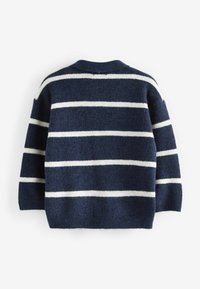 Maglione a maglia blu navy con strisce orizzontali bianche, con collo rotondo e spalle cadenti. Tessuto morbido e maniche di lunghezza media.