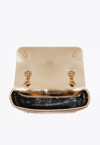 Goldfarbene metallische Handtasche mit strukturiertem Oberflächen, Kettenbeschlägen, offenem oberen Teil und einem schwarz gemusterten Innenraum. Logo sichtbar im Inneren.
