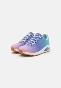Skechers joggesko med en gradientdesign i lilla og mint, pustende mesh-overdel, teksturert gummisåle og mønstrede snøringer.