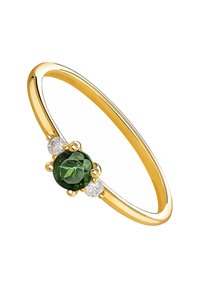 Anillo de oro con un centro de piedra verde redonda y dos piedras redondas claras a cada lado. Acabado suave y pulido con detalles sutiles.