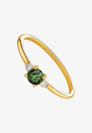 Anillo de oro con un centro de piedra verde redonda y dos piedras redondas claras a cada lado. Acabado suave y pulido con detalles sutiles.