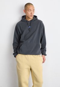 Nike Sportswear CLUB PANT - Tepláky - team gold