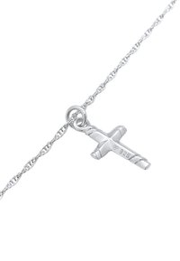 Collana in argento sterling con ciondolo a croce torcigliata. Il ciondolo presenta una finitura lucida con un bordo texturizzato e un marchio di identificazione.