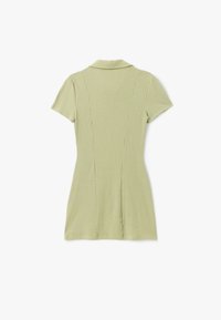 Vestido de manga corta acanalado en verde claro con cuello y silueta ajustada, que presenta costuras verticales sutiles y un corte a la altura de la rodilla.