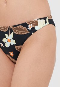 Fekete bikini alsó virágmintával, világoskék virágokkal és barna levelekkel, rugalmas fürdőruha anyagból készült.