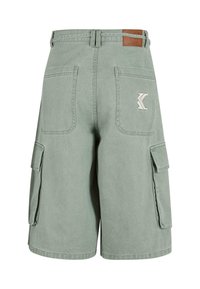 Shorts cargo verts à la coupe ample, avec deux poches latérales, deux poches arrière et un petit logo brodé à l'arrière.