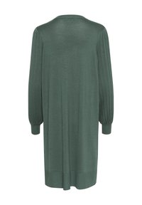 Robe tricotée verte jusqu'aux genoux avec de longues manches bouffantes, texture côtelée et décolleté rond, présentant une coupe droite et un ourlet.