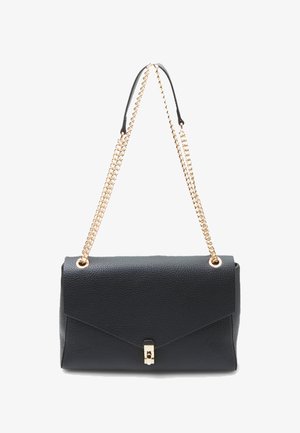 Borsa a mano nera in pelle con superficie testurizzata, dotata di una tracolla in catena dorata e chiusura a morsetto frontale. Forma rettangolare con lati angolari.