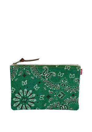 Groene stoffen zak met wit paisley-bandana patroon en bruine ritstrekker.