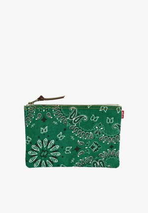 Groene stoffen zak met wit paisley-bandana patroon en bruine ritstrekker.