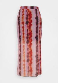 Jupe longue cintrée avec des rayures tie-dye verticales dans des tons de rouge, orange, violet et noir sur un fond clair.