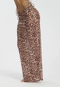 Vestido maxi de estampado de leopardo en tejido ligero, con tirantes ajustables y una silueta ceñida. Textura suave y diseño fluido.