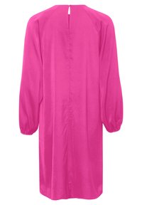 Fuksiapinkki mekko pitkillä, puffatut hihoilla ja takana avolla aukolla. Sileä, kiiltävä kangas suoralla siluetilla ilman lisäkoristeluja.