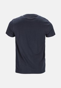 Marineblaue Baumwoll-T-Shirt mit kurzen Ärmeln und rundem Ausschnitt; glatte Textur und einfaches, schmuckloses Design.