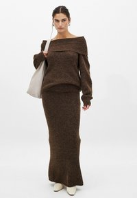 NA-KD OFF SHOULDER  - Maglione - brown