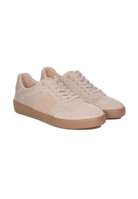 Jasnoróżowe zamszowe sneakersy o gładkiej fakturze, z wiązanym zapięciem i gumową podeszwą. Posiadają logo po boku oraz wyszywane akcenty.