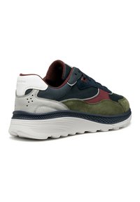 Sneaker multicolore in camoscio blu navy, verde oliva e bordeaux, con un tallone bianco, suola testurizzata e sottili perforazioni.