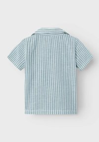 Camicia a maniche corte con colletto di colore azzurro chiaro con righe verticali bianche, realizzata in un tessuto testurizzato. Finitura pulita sui polsini e sull'orlo.