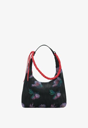 Juoda klostuota rankinė su raudona pynuota rankena, priekyje spalvoti gėlių raštai. Lygi tekstūra, erdvi forma.