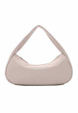 Zachte beige handtas in de vorm van een halve maan met een gewatteerd handvat en een ritssluiting bovenaan, met een klein goudkleurig merklogo aan de voorkant.