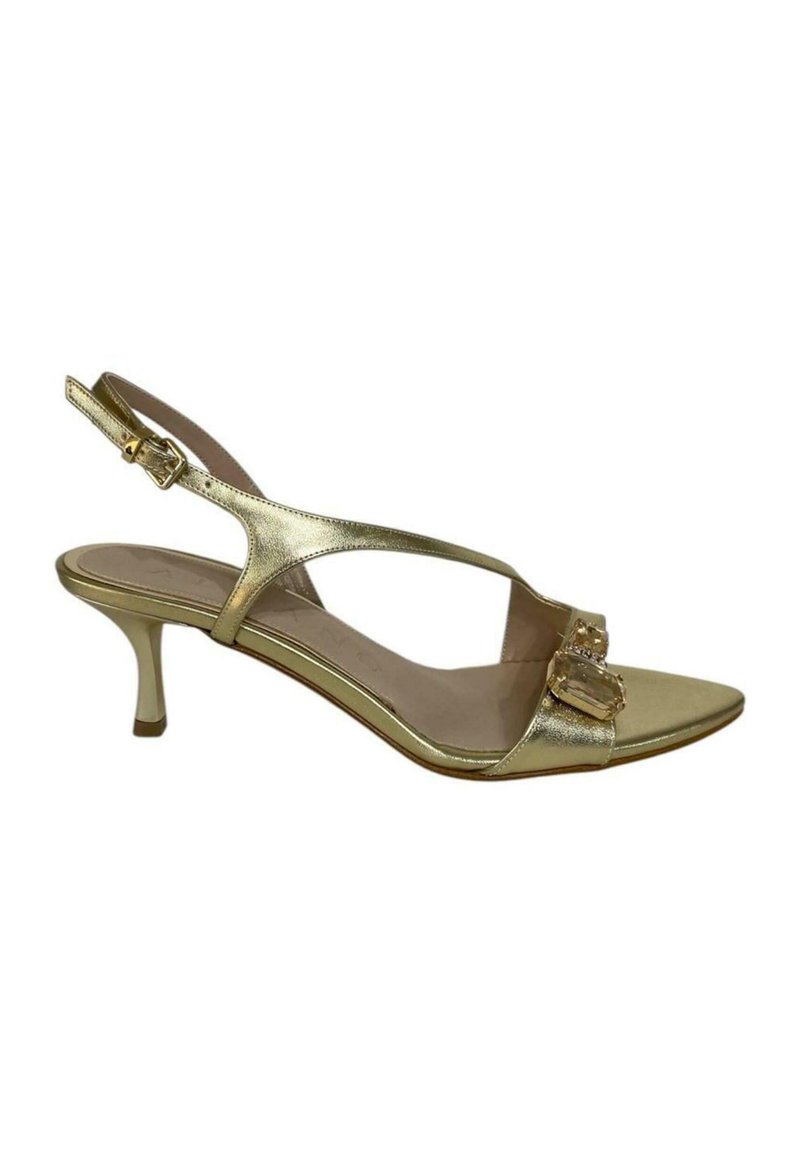Sandalo slingback metallizzato oro con punta affusolata, tacco basso e dettagli decorativi in fibbia sulla fascia anteriore. Texture liscia.