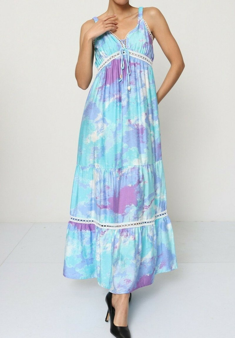 Robe longue en dégradé de bleu clair et violet, avec un décolleté en V, des bretelles ajustables, et une finition en dentelle le long du bustier et de l'ourlet. Texture du tissu douce.