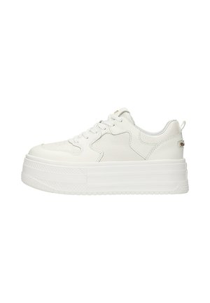 Baskets plateformes blanches avec une tige en cuir texturé, bout rond et accents lisses contrastants, avec des lacets et une languette à l'arrière.