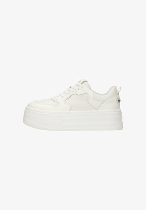 Sneakers platform bianchi con tomaia in pelle strutturata, punta tonda e dettagli lisci a contrasto, dotati di lacci e un pratico targhetta sul tallone.