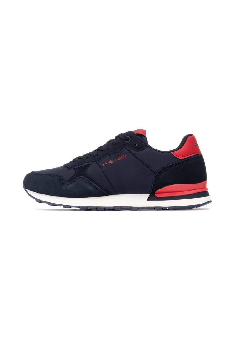 Sneaker marine avec une tige en suède et en maille, accents rouges et semelle intermédiaire blanche. Dispose d'un design à lacets et d'une semelle extérieure texturée pour l'adhérence.