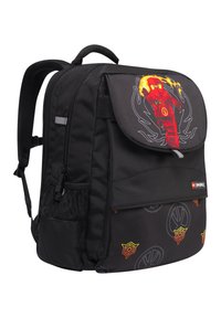 Czarny plecak z graficznym wzorem, który przedstawia czerwoną postać i płomienie. Posiada siateczkową boczną kieszeń oraz kolorowe wzory na przednim panelu.