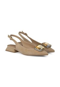 Scarpe beige in suede con apertura sul tallone e punta affusolata, caratterizzate da un'opulenta accentatura di gemma gialla su una montatura metallica e un tacco corto a blocco.