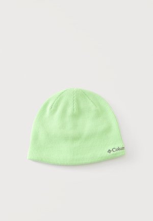 Cappello a coste di maglia verde chiaro con un piccolo logo scuro ricamato vicino al bordo inferiore su sfondo chiaro.