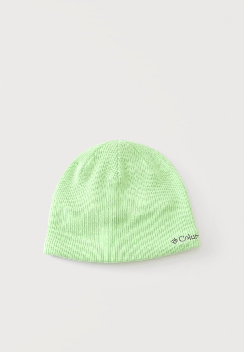 Bonnet tricoté côtelé vert clair avec un petit logo sombre brodé près du bord inférieur sur un fond clair.