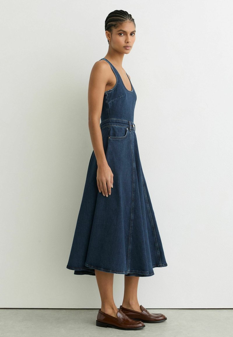 Reiss REGULAR FIT - ROSIE SLEEVELESS WAISTED MIDI - Denim dress - indigo blue/blue - Zalando Reiss REGULAR FIT - ROSIE SLEEVELESS WAISTED MIDI - Denim dress - indigo blue/blue - Zalando