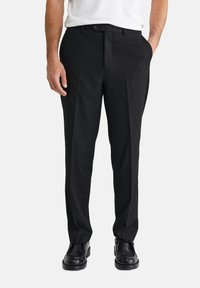 Melnas bikses ar taisnu kāju dizainu, plakanu priekšpusi, divām iegriezumu kabatām un pogas aizdari. Izgatavotas no gludas auduma.