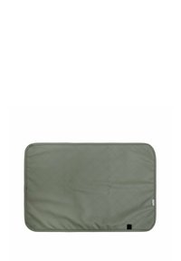 Alfombra rectangular verde olivo acolchada con esquinas redondeadas y un pequeño parche negro en el borde inferior derecho.