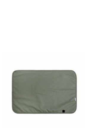 Alfombra rectangular verde olivo acolchada con esquinas redondeadas y un pequeño parche negro en el borde inferior derecho.