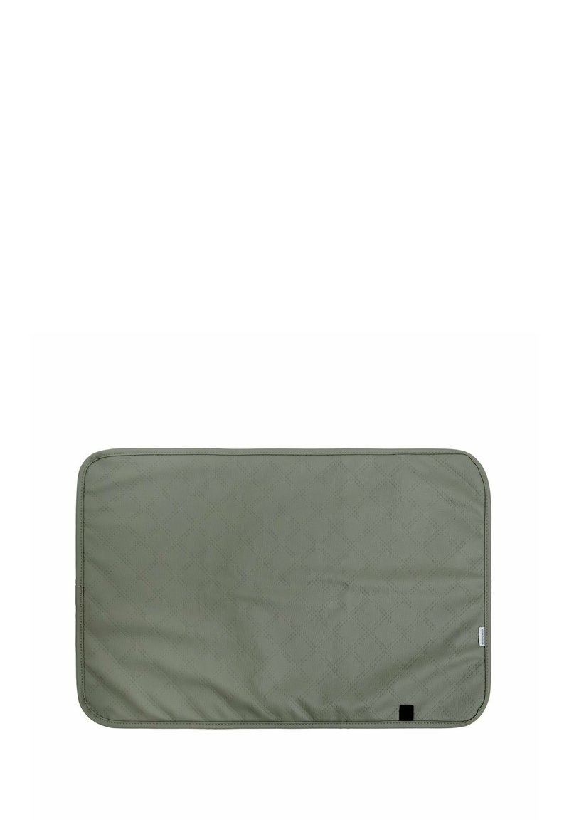 Alfombra rectangular verde olivo acolchada con esquinas redondeadas y un pequeño parche negro en el borde inferior derecho.