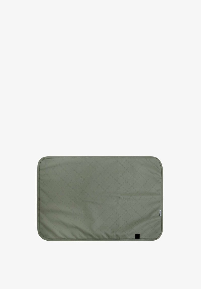 Alfombra rectangular verde olivo acolchada con esquinas redondeadas y un pequeño parche negro en el borde inferior derecho.